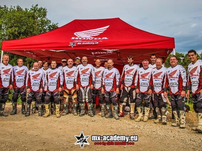 Corporate events at the MX-Academy: group photo of the participants in front of the Honda tent