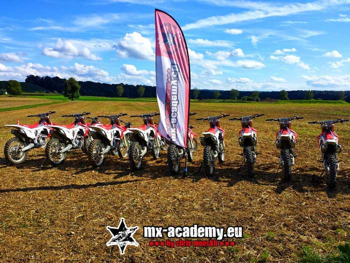 Motocross for beginners: Honda motorbikes lined up and ready, right next to the MX-Academy flag