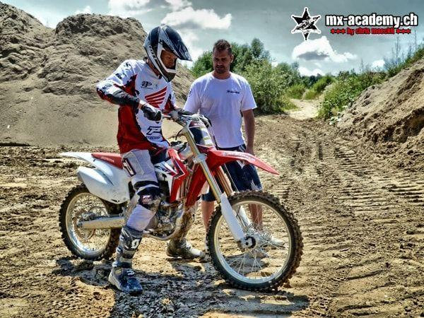 Motocross photos: coach in a white T-shirt talking something over with a rider on the Honda