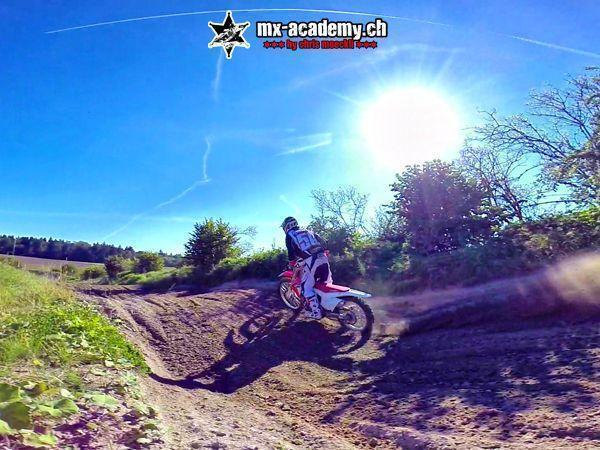 MX photos against the light: rider in the corner, photographed above the treetops