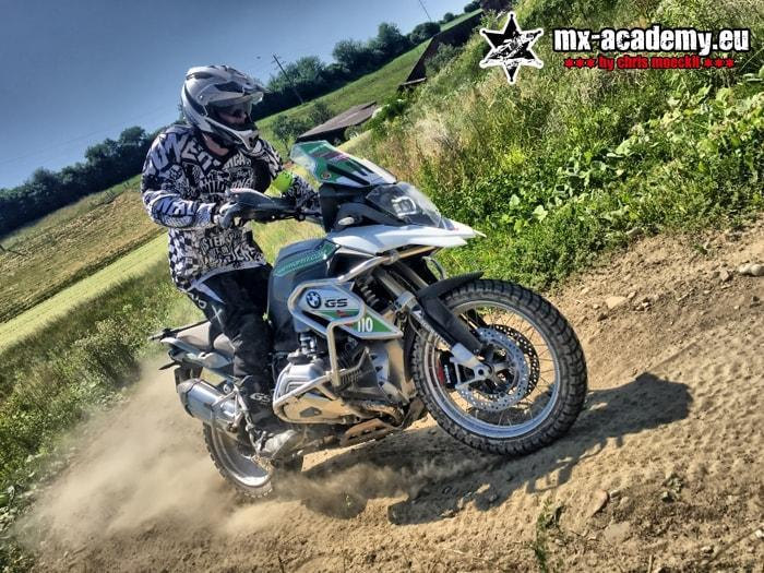 Fahrsicherheitstraining Motorrad: Reiseenduro im Gelände, hinter ihr wirbelt Staub auf